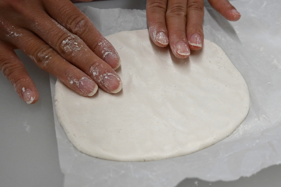 生地はクッキングシートの上で伸ばしていきます