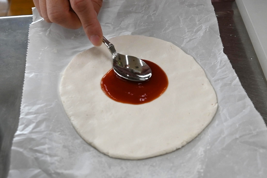 おかずを載せる場合は、ケチャップを薄く広げておきます