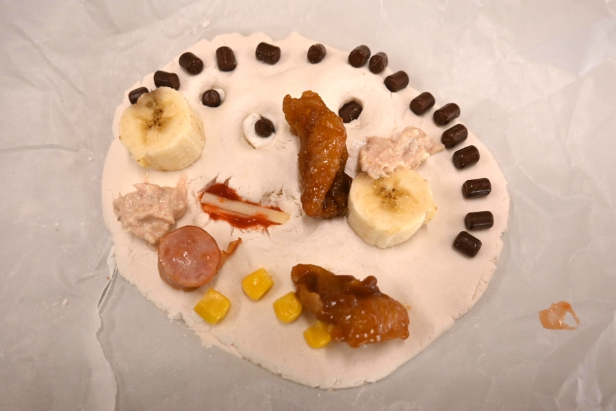 お顔を作りました。もはやピザの概念を超え、アートです！