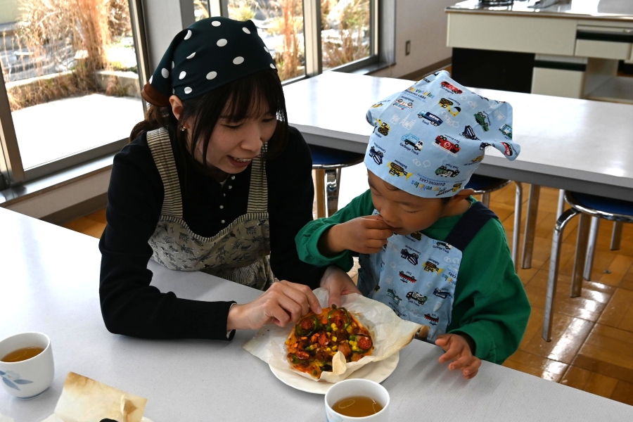 親子で1枚のピザを食べるのは楽しいですね
