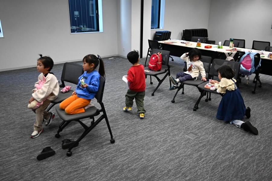 子どもたちは遊び部屋で過ごしました