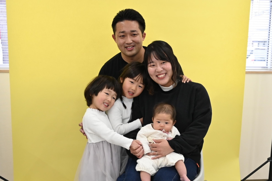 赤ちゃんが気になるお姉ちゃんたち。おそろいの衣装でした