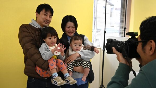 【2026年】赤ちゃんの成長をお祝い！「記念新聞撮影会」が開かれました