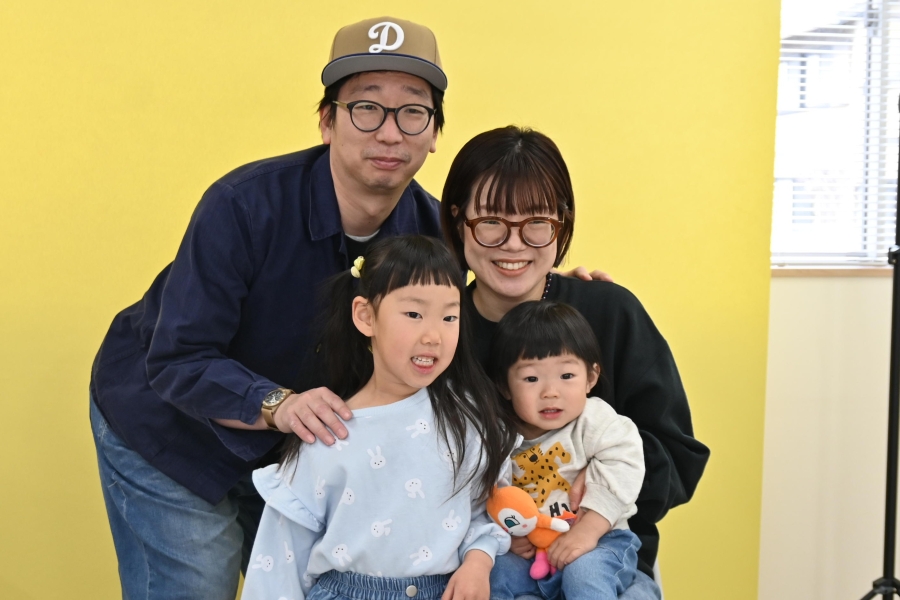 にこにこ笑顔のお姉ちゃんにならって、赤ちゃんもにっこり