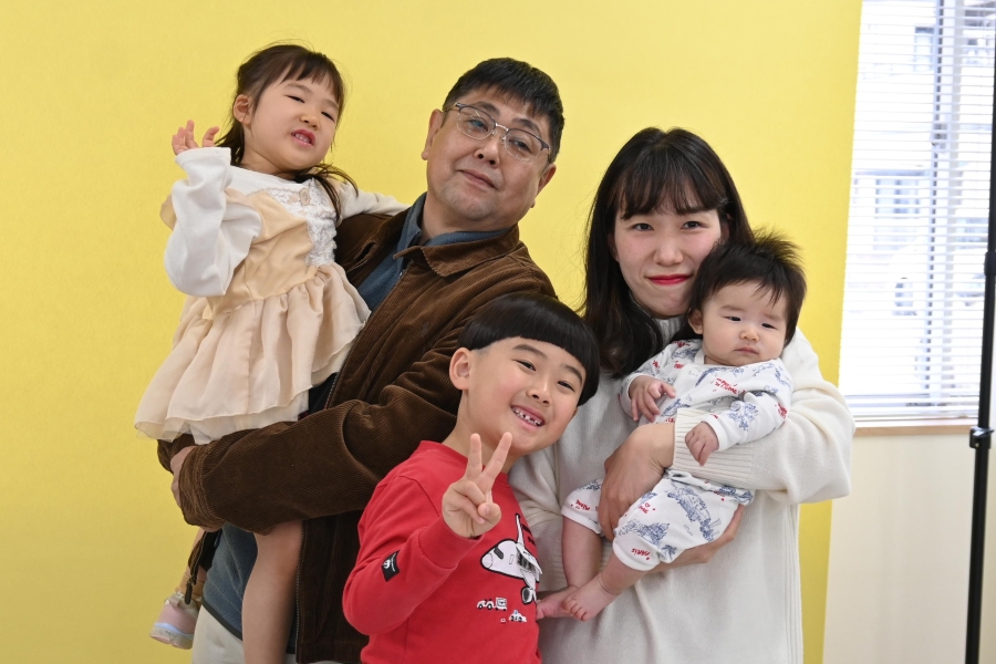 赤ちゃんに寄り添うお兄ちゃんです