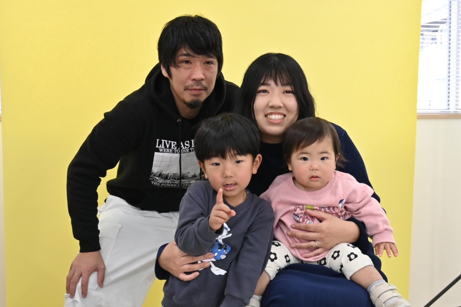 お父さんにお願いするのが中腰での笑顔。きつい姿勢で頑張ってくれました