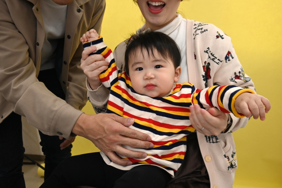 こちらの赤ちゃんはお母さんと一緒に手を動かすと、笑顔になりました！