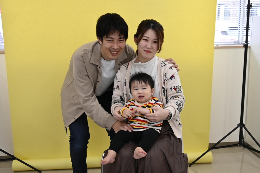 お母さんの手遊びで笑顔に！