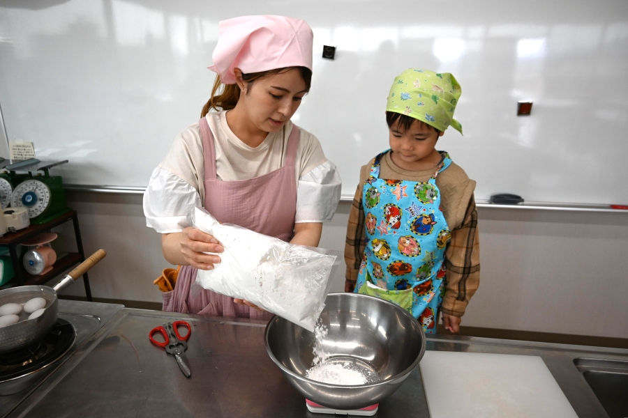 大きなボウルに米粉から入れていきます