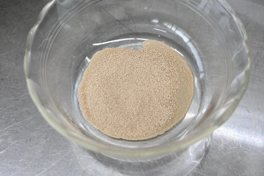 ドライイーストは生地を膨らますのに使います