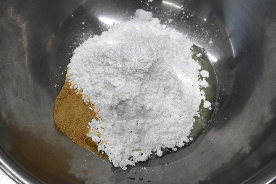 米粉以外の材料は場所を分けて入れていきます