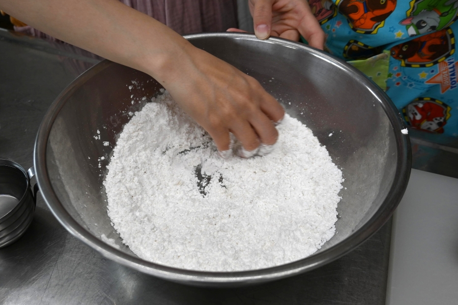 材料を混ぜ合わせます