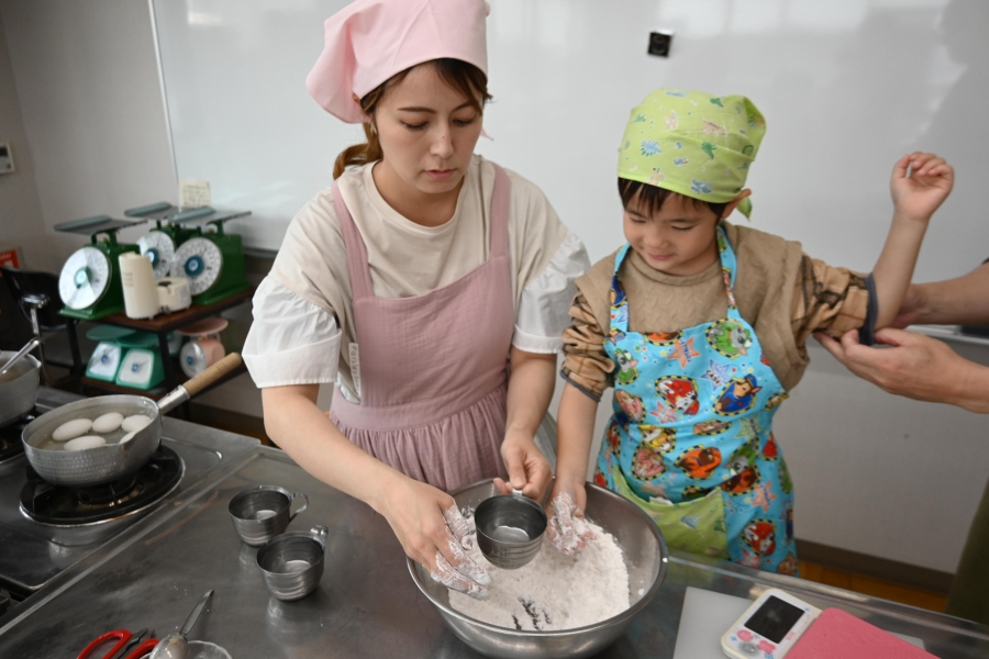 ぬるま湯を少しずつ入れて、こねていきます