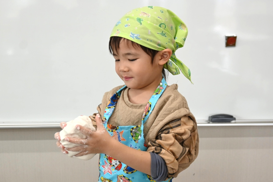 生地の量は年中児さんが持つとこんな感じ