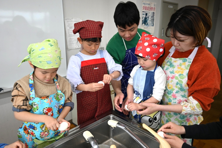 卵の殻をむきます