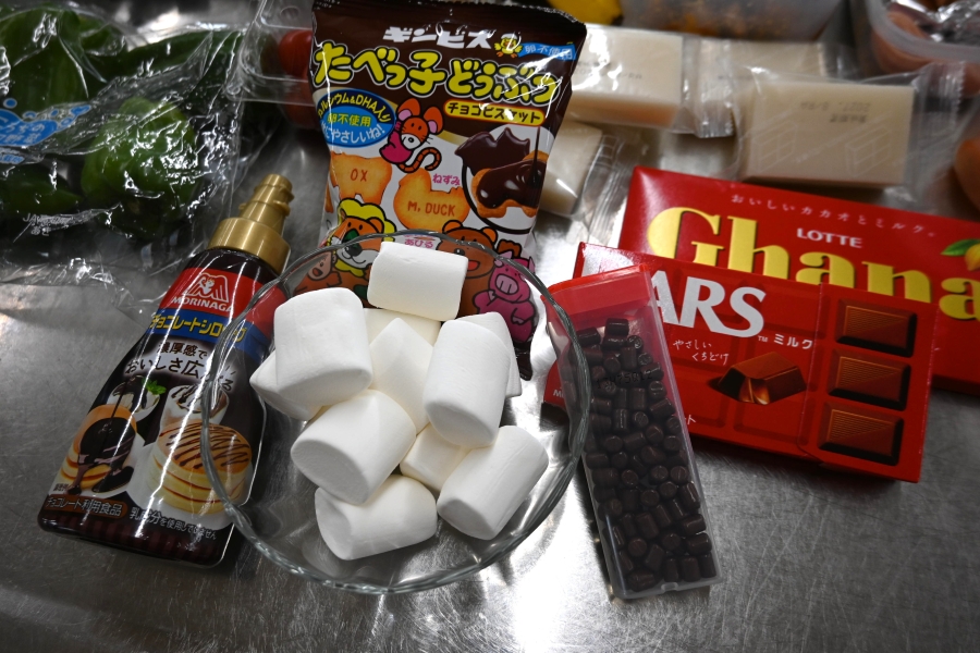 チョコ、マシュマロ、お餅…お菓子もありです！