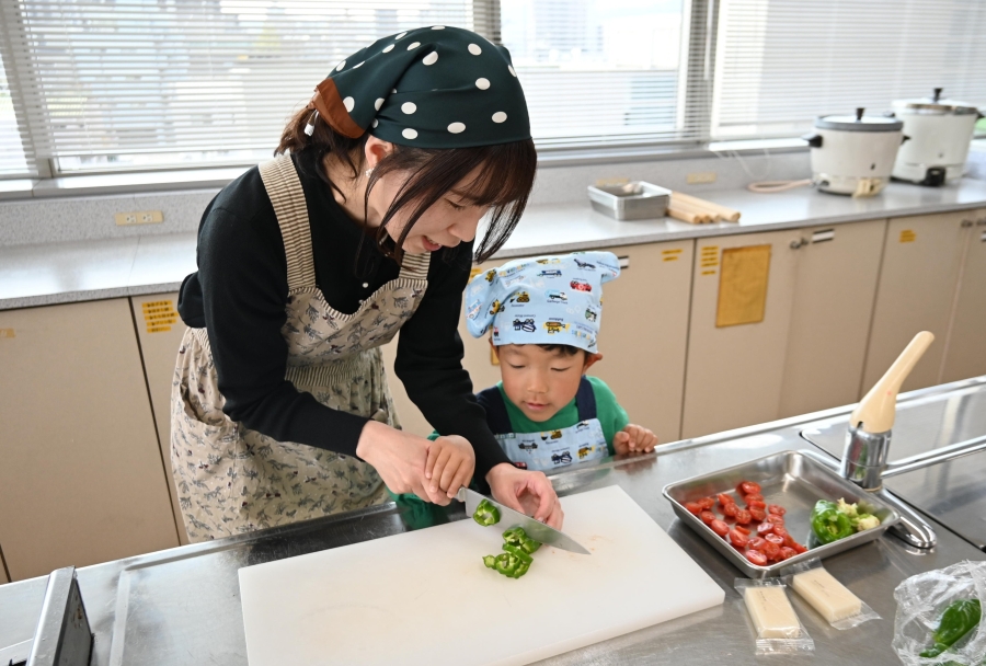 包丁に興味津々