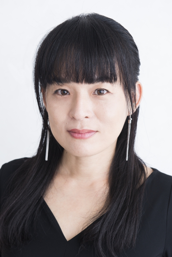 作家の中脇初枝さん。子どもの頃から昔話が大好きで、再話に取り組んでいます（提供写真、撮影＝葛西亜理沙）