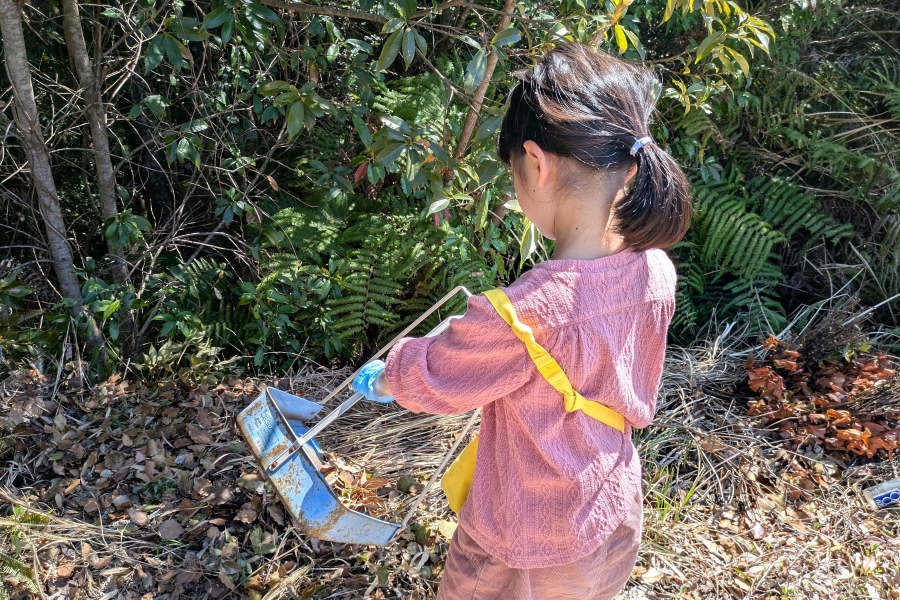 ほうきを取られた次女は、ちりとり係に。後で交代しました