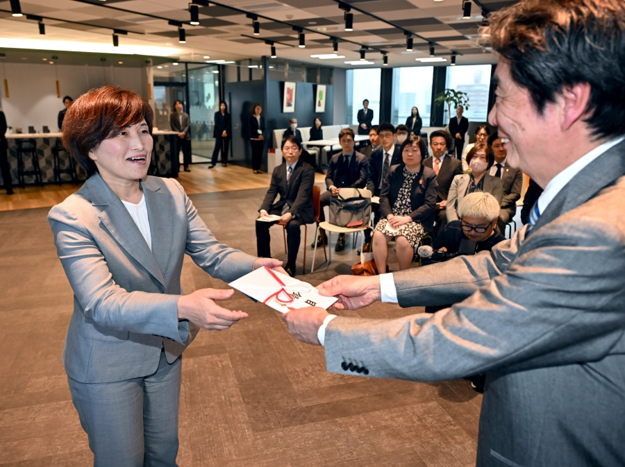 代表者に目録が手渡されました