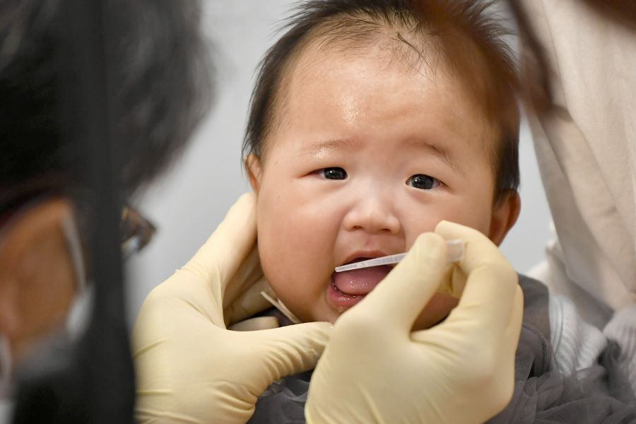 「歯科」ではむし歯菌を調べる「RDテスト」のため、だ液を取ります。