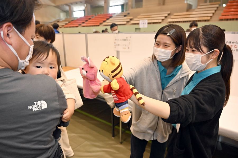 学生の「赤ちゃんサポーター」が初登場。赤ちゃんをあやしたりしてサポートしました
