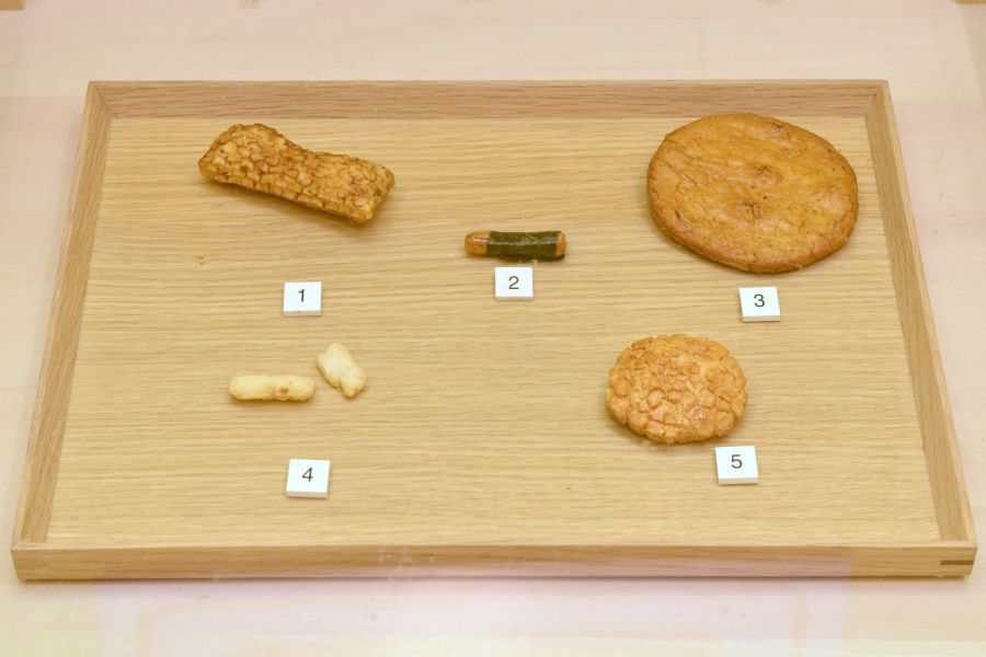 木彫りのおせんべいはどれでしょう？