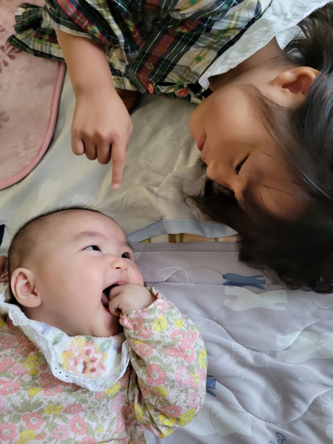 2025年の「すきすきフォト」グランプリ作品。笑顔で見つめ合う姉妹のショットです
