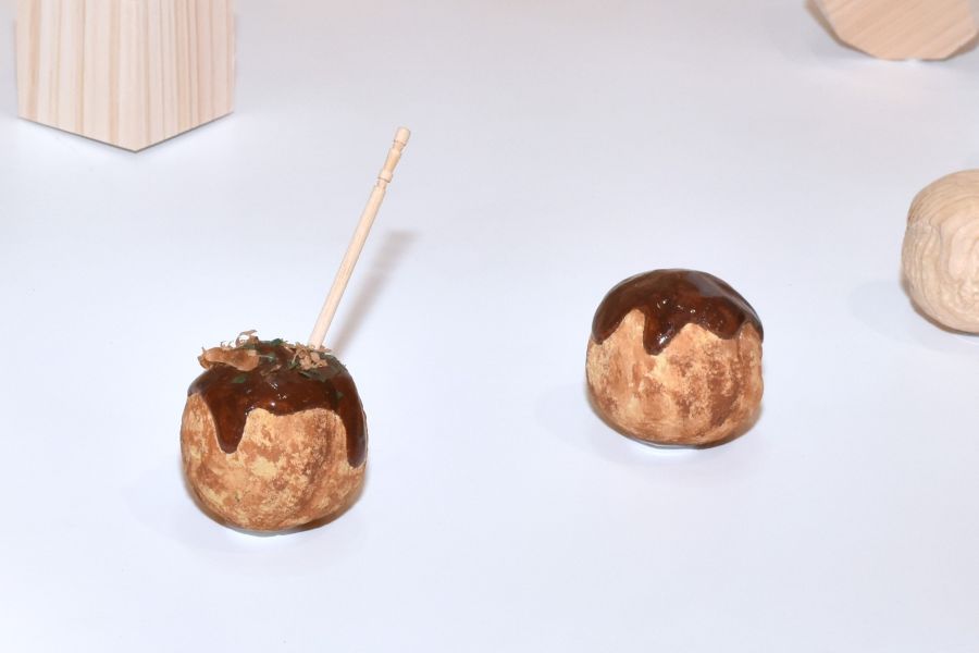 子どもの頃、お父さんがDIYをしていた時に出たかんなくずを、かつお節に見立てて遊んでいたのを思い出して作った「たこ焼き」