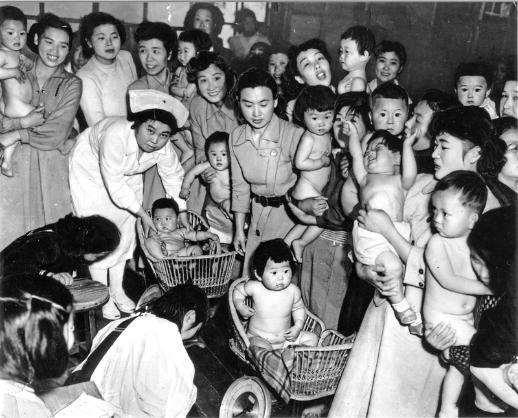 「赤ちゃん審査会」時代の1953年。赤ちゃんがかごに乗せられ、きょとんとしています