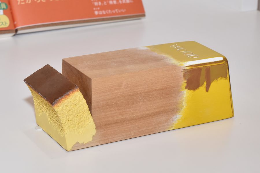 作品に添えられたメッセージには〈一つの木のかたまりはカステラにも金の延べ棒にもなるんです。そんな無限の可能性をきっとあなたも持っています〉