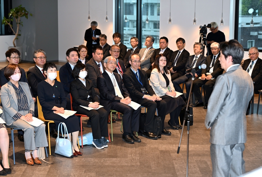 寄贈セレモニーには赤ちゃん会の関係者や協賛企業の皆さんが集まりました