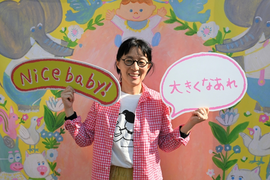 イラストの作者は柴田ケイコさん（2024年撮影）