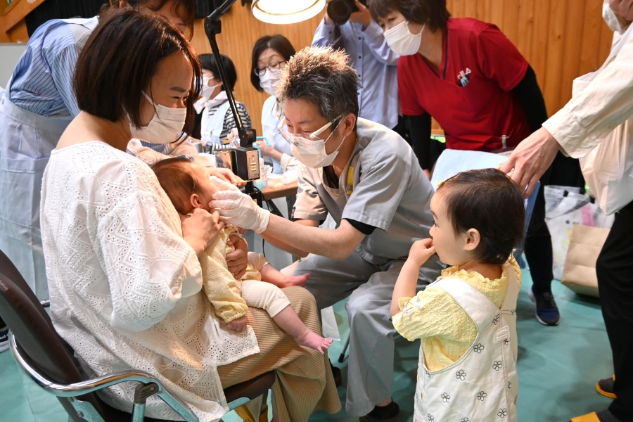 そろそろと近づいて、「だいじょうぶ？」