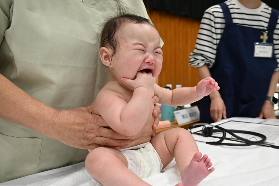 お座りを確認したり