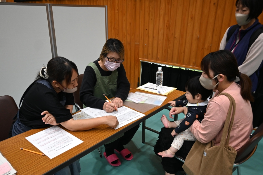予診ブースではカルテを確認