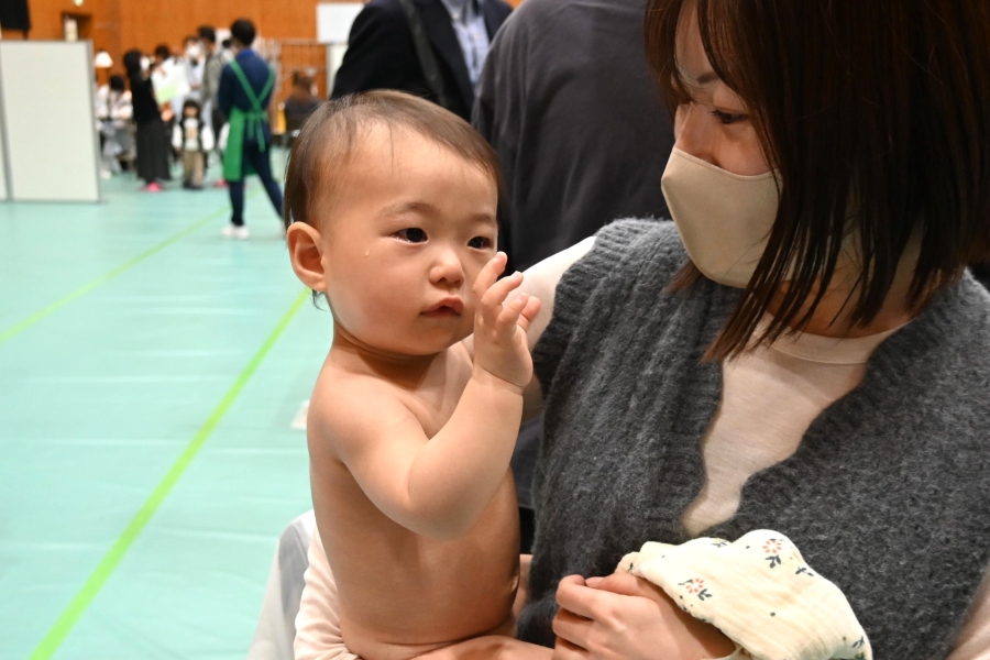 抱っこされた瞬間、落ち着きました！さすがママ！