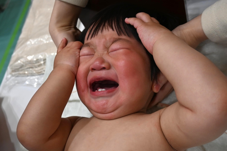 大泣きして顔が真っ赤！頑張れ！