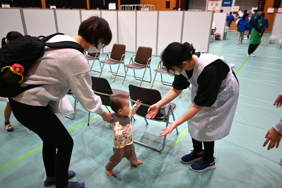 元気に歩く赤ちゃんをお出迎え