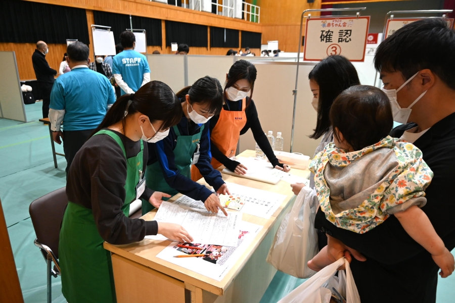 受付は学生さんが担当