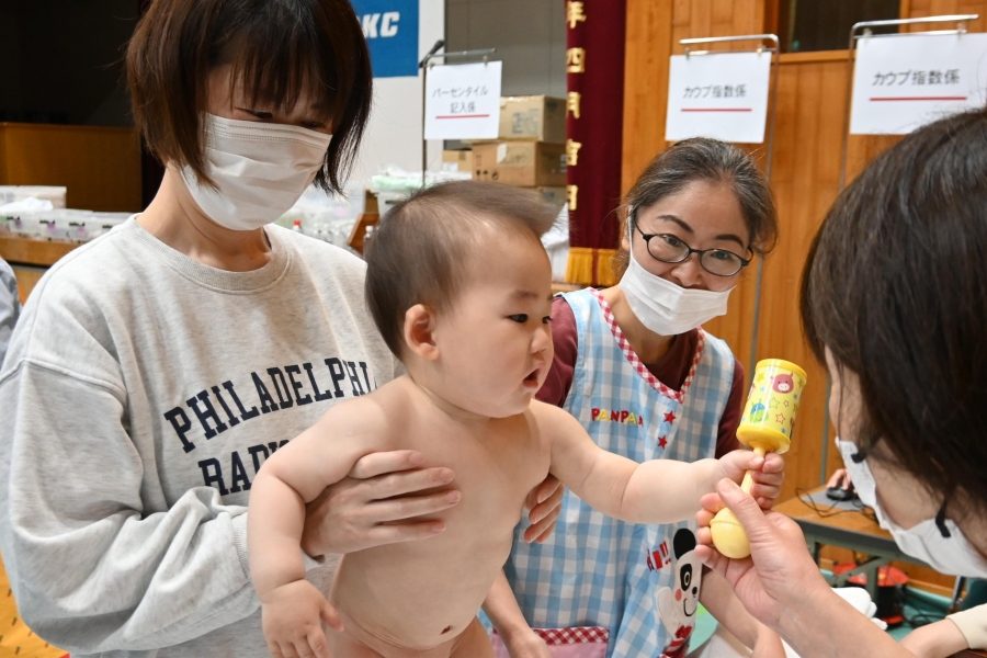 おもちゃで安心させてみましたが…