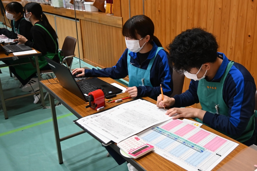 測定ブースの奥では学生さんが身長と体重のバランスを計算。会場案内も元気に担当してくれました