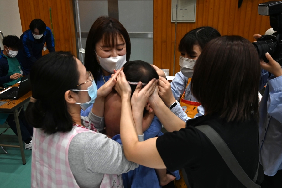 4人がかりで頭囲を測定！