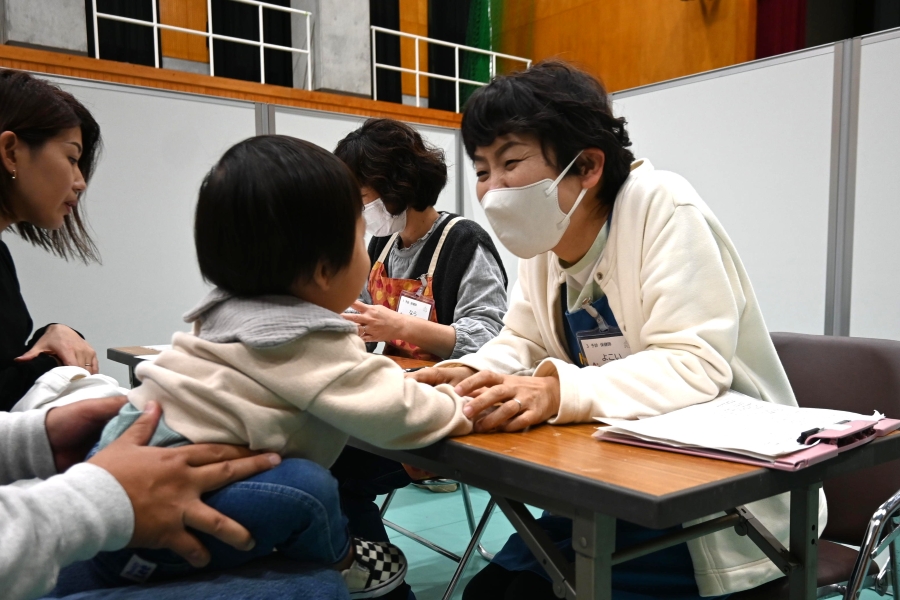 空いているスタッフが赤ちゃんと遊んでくれます