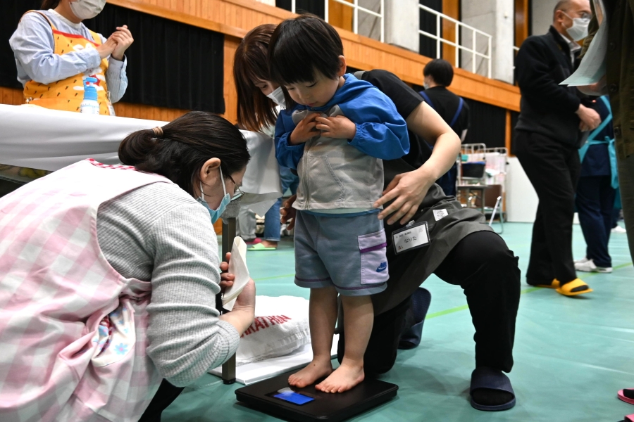 測定ブースにて。お兄ちゃんも体重計に乗ってみたかったそうで…かわいい！
