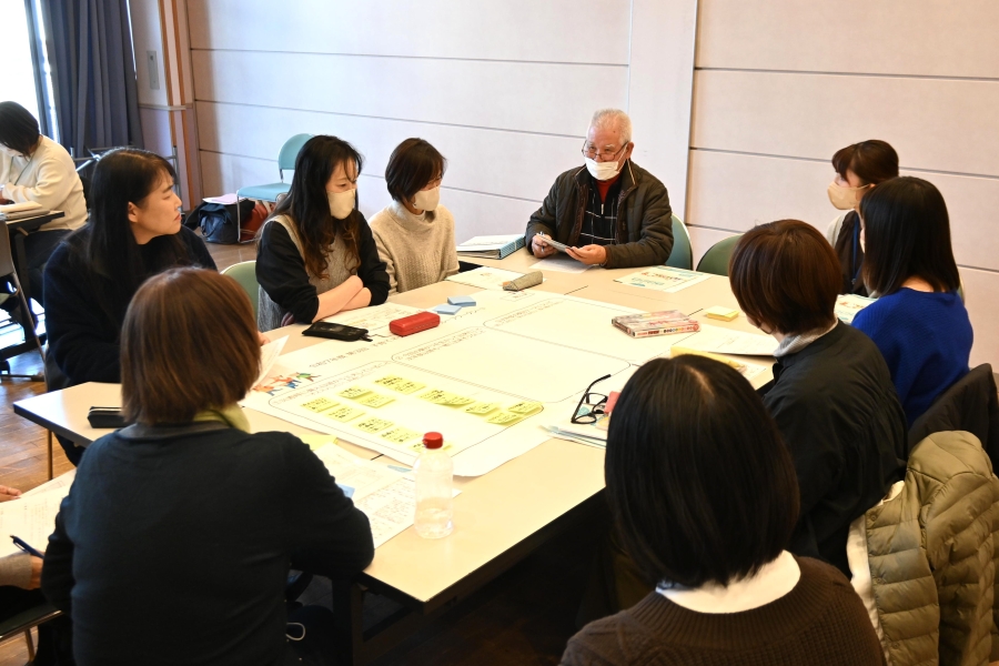 園の先生や地域の人、行政の担当者が同じテーブルで話し合いました