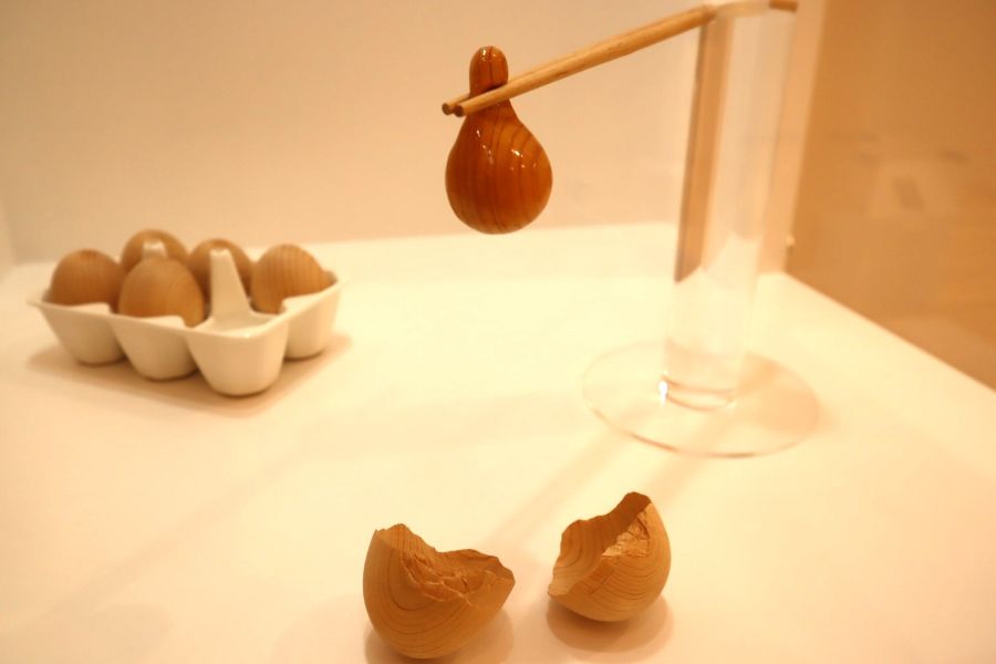 箸でつまんだ卵がリアル！殻にも注目です