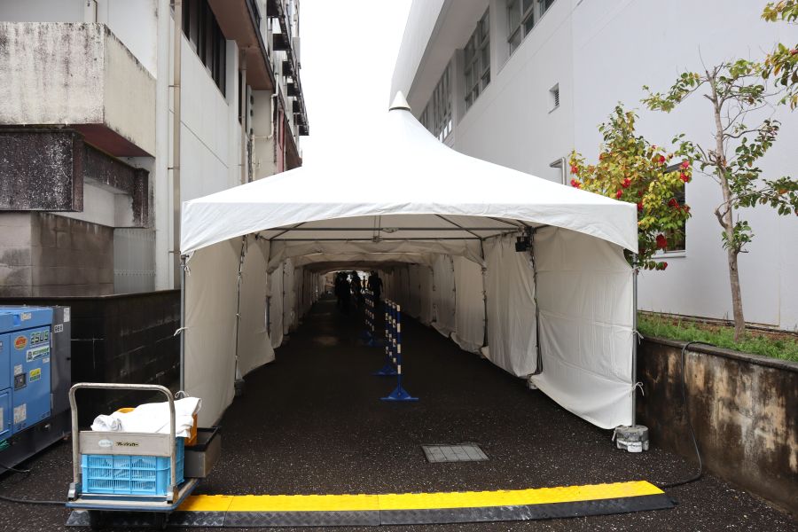 屋根付きのゲートを通過して入場！