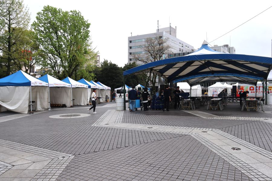 グルメの屋台や飲食できるテントが設置されています