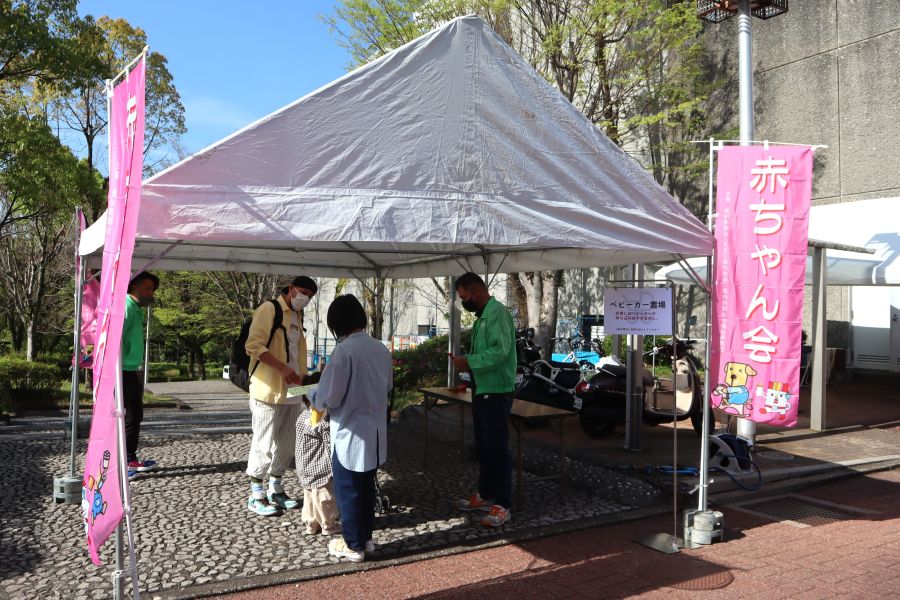 外にベビーカーを預けるスペースがあります